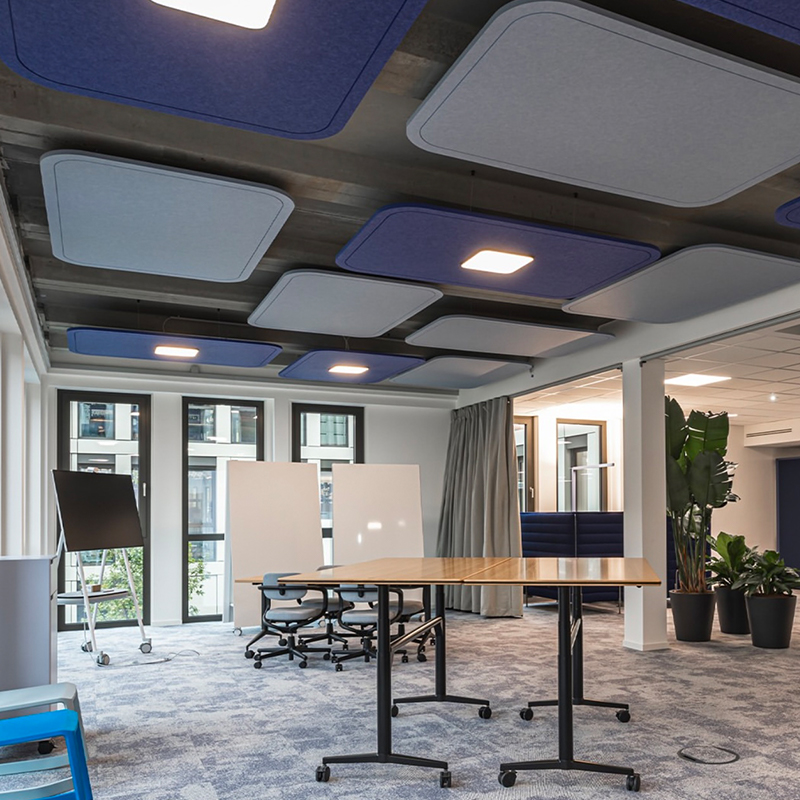 Moderne Design-Akustikplatten-Baffeln, schallabsorbierende und umweltfreundliche Polyesterfaserplatten in Streifenform für den Einsatz im Fitnessstudio Moderne Design-Akustikplatten-Baffeln, schallabsorbierende und umweltfreundliche Polyesterfaserplatten in Streifenform für den Einsatz im Fitnessstudio