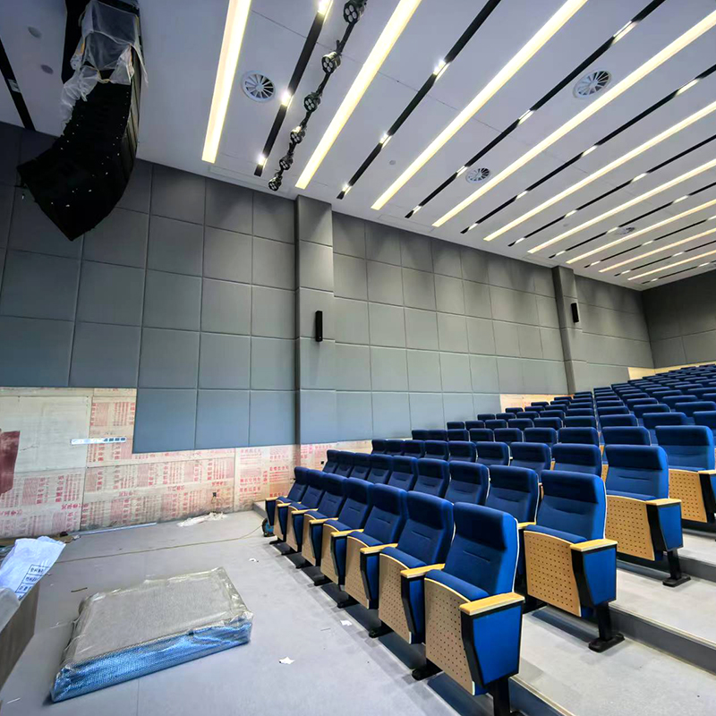 Mit Leder umwickelte Akustikplatten mit Schwamm schützen Menschen wirksam vor Verletzungen