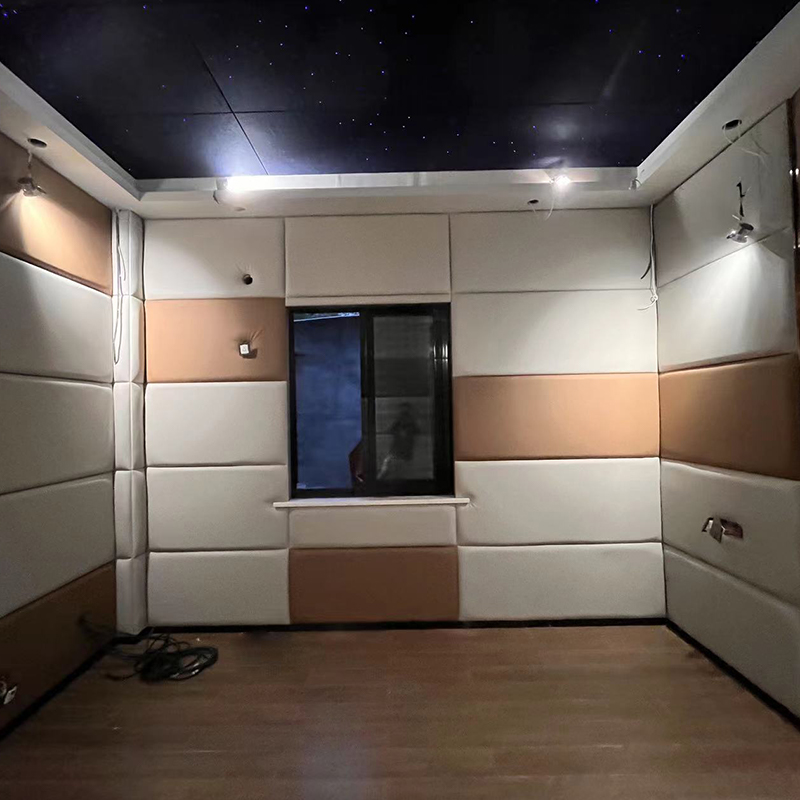 Mit Leder umwickelte Akustikplatten mit Schwamm schützen Menschen wirksam vor Verletzungen Mit Leder umwickelte Akustikplatten mit Schwamm schützen Menschen wirksam vor Verletzungen