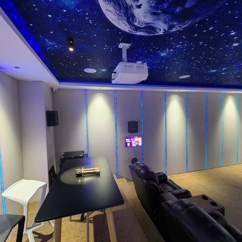 Innenarchitektur mit stoffummantelten schallabsorbierenden Wandpaneelen, geeignet für Hotels